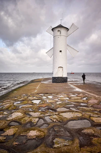 Faro del molino de viento en Swinoujscie, Polonia . — Foto de Stock