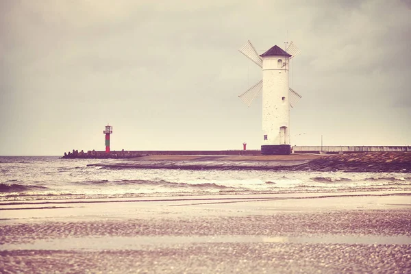 Větrný mlýn lighthouse Swinoujscie, Polsko. — Stock fotografie