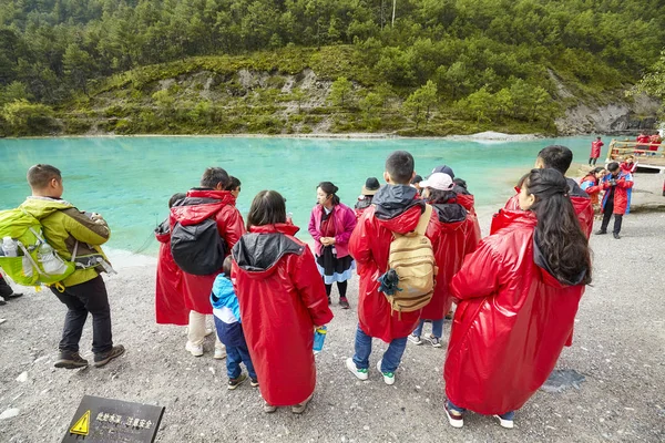 Tourists listen to a tour guide at the White Water River in Blue Moon Valley. — Stock Photo, Image