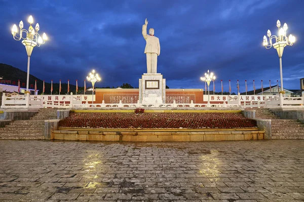 Estátua de Mao Tse Tung na Praça do Sol Vermelho à noite . — Fotografia de Stock