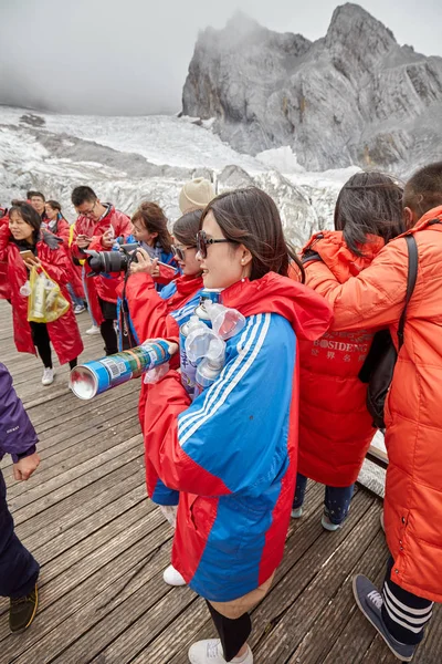 Tourists on the Jade Dragon Snow Mountain viewing platform. — Stock Photo, Image