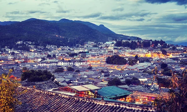 A cidade velha de Lijiang ao entardecer, China . — Fotografia de Stock