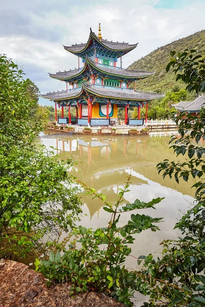 Tempel i parken Jade våren i Lijiang, China — Stockfoto