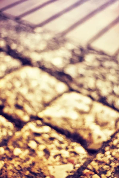 Verschwommenes Bild einer Kopfsteinpflasterstraße. — Stockfoto