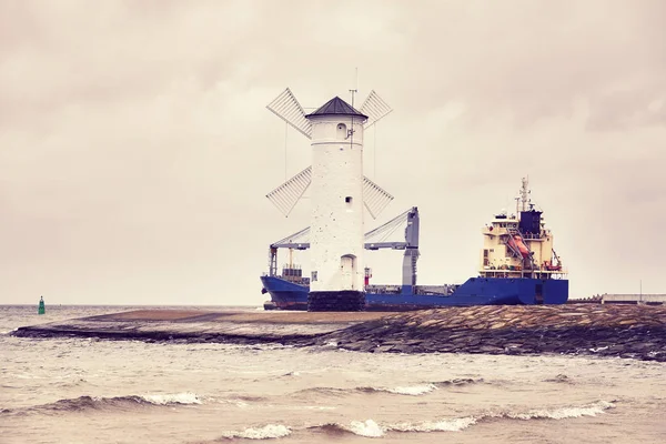 Buque de carga sale del puerto de Swinoujscie, Polonia . — Foto de Stock