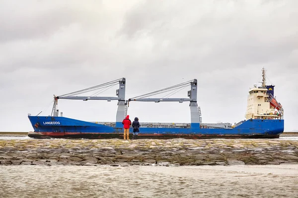 La gente ve Langeoog buque de carga saliendo del puerto de Swinoujscie . — Foto de Stock