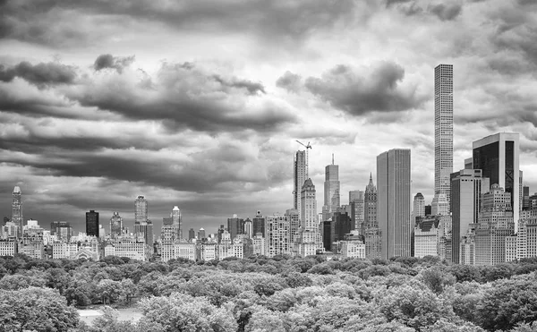 Burzliwy niebo nad Manhattan skyline, New York, Stany Zjednoczone Ameryki. — Zdjęcie stockowe