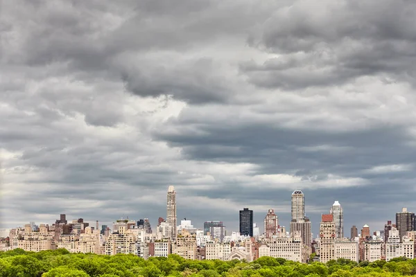 Stormy cloudscape over Manhattan skyline, NYC. — Stock Photo, Image