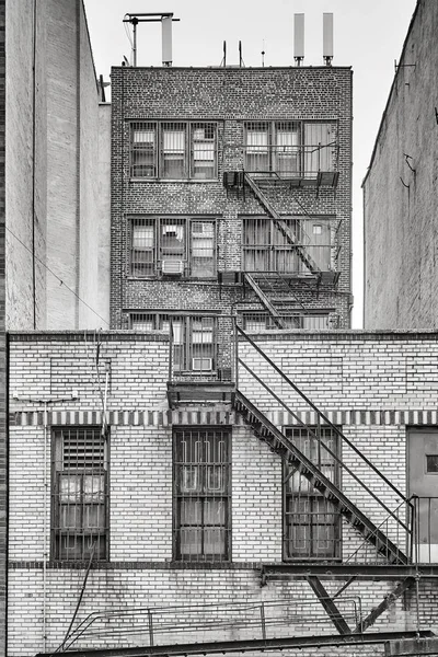 Gammal tegelbyggnad med eld flyr, New York City. — Stockfoto