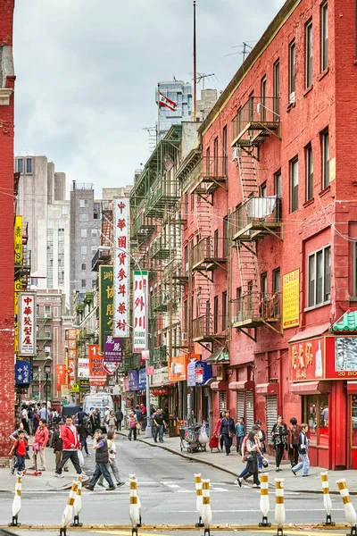 Bustling street in the Manhattan Chinatown, one of the oldest Chinese ethnic enclaves. — Stock Photo, Image