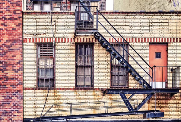 Antiguo edificio de ladrillo con escalera de incendios, Nueva York . —  Fotos de Stock