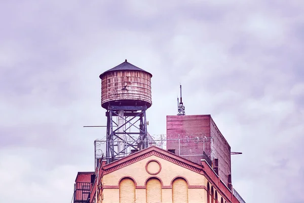 Rooftop water tank on a building in New York City. — Stock Photo, Image