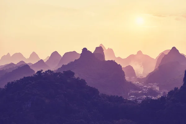 Západ slunce nad krasové útvary hory v Guilin, Čína. — Stock fotografie