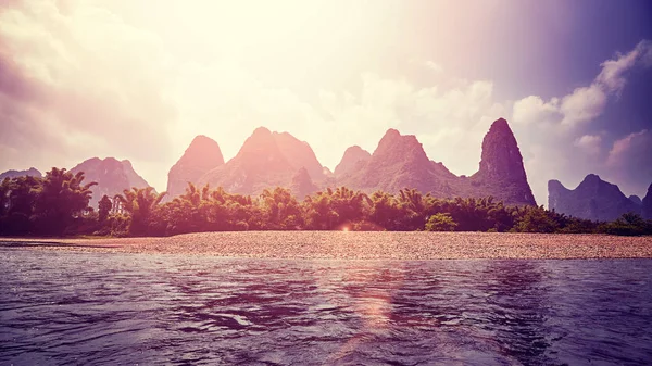 Puesta de sol sobre el río Li (Li Jiang), China . — Foto de Stock