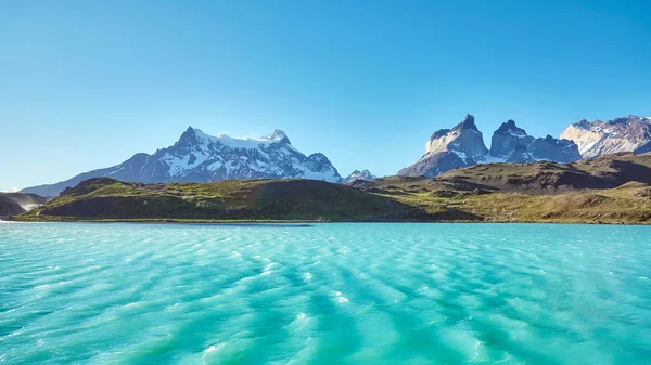 Pehoe Lake and Los Cuernos, Chile. — Stock Photo, Image