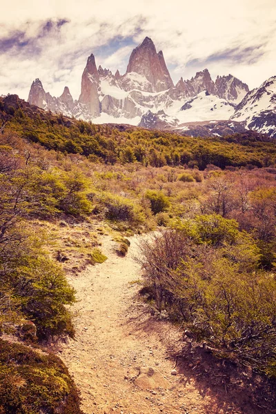 Cesta v Fitz Roy pohoří, Argentina. — Stock fotografie