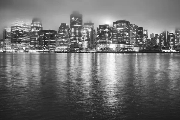 Manhattan w mglisty wieczór, New York, Stany Zjednoczone Ameryki. — Zdjęcie stockowe