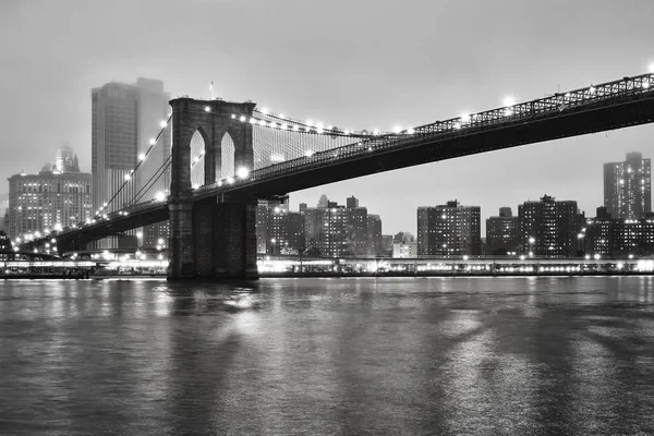 Brooklyn-híd, egy ködös éjszakán, New York, Amerikai Egyesült Államok. — Stock Fotó
