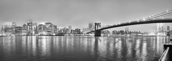 Manhattan on a foggy night, New York, USA. — Stock Photo, Image