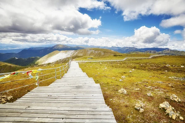 Pasarela de madera en el área de Shika Snow Mountain, China . — Foto de Stock