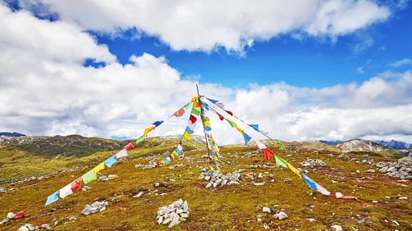 डोंगराच्या शीर्षस्थानी बौद्ध प्रार्थना ध्वज . — स्टॉक फोटो, इमेज