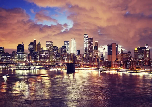 Brooklyn Bridge en het Manhattan bij nacht, New York. — Stockfoto