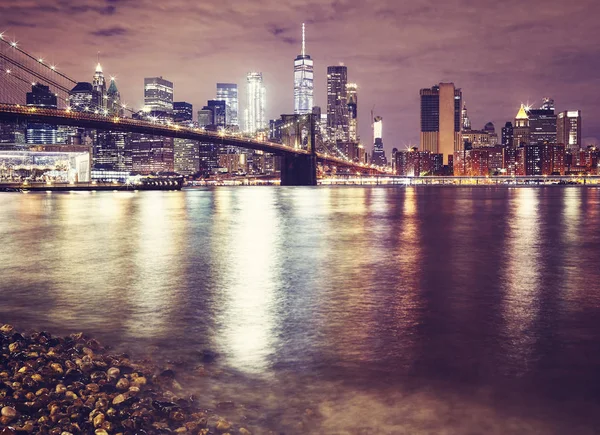 Brooklyn Bridge och Manhattan på natten, New York. — Stockfoto