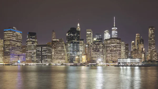 Panoramę Manhattanu w nocy, New York City, Stany Zjednoczone Ameryki — Zdjęcie stockowe