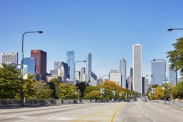 Rue vide au centre-ville de Chicago avec ciel sans nuages en arrière-plan . — Photo