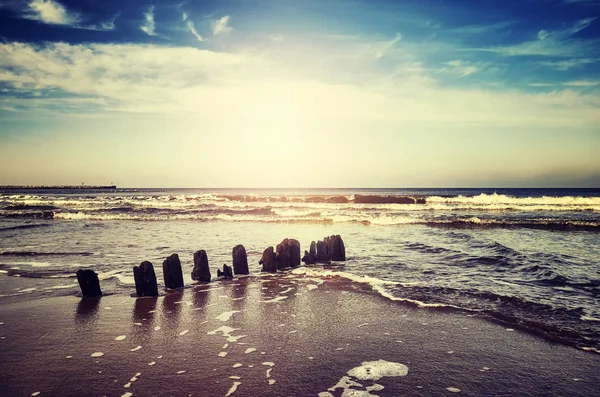 Imagen vintage tonificada de la playa al atardecer —  Fotos de Stock