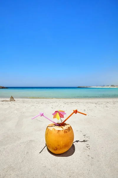 Κοκτέιλ με άχυρο και πολύχρωμη ομπρέλα στην παραλία καρύδας. — Φωτογραφία Αρχείου
