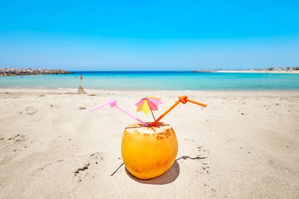 Κοκτέιλ με καλαμάκια σε μια παραλία-ομπρέλα καρύδας. — Φωτογραφία Αρχείου