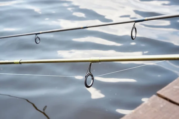 İki balıkçılık çubuklar kılavuzları resmi oluşturan kapatın. — Stok fotoğraf