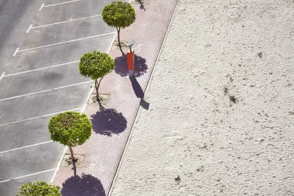 Imagem aérea de um parque de estacionamento vazio perto de uma praia — Fotografia de Stock