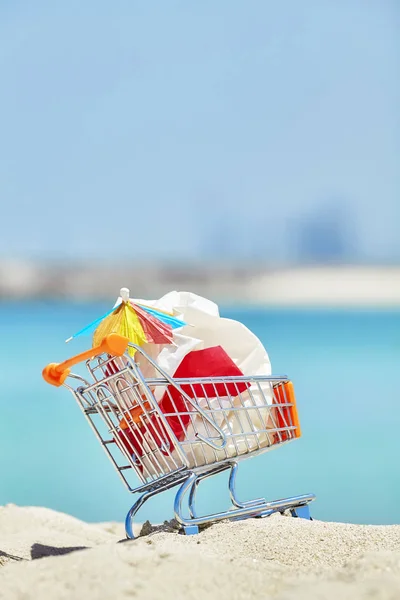 Miniaturowy koszyk z tworzywa sztucznego śmieci na tropikalnej plaży — Zdjęcie stockowe
