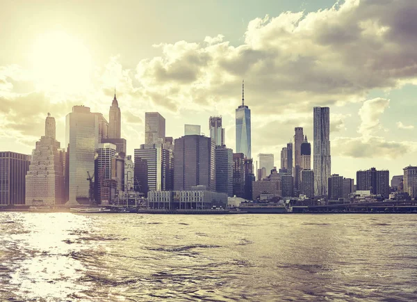 Manhattan gezien uit Brooklyn bij zonsondergang, New York. — Stockfoto