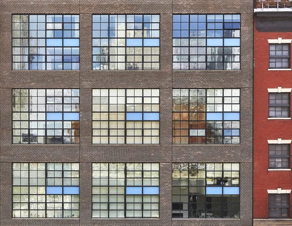 Fachada de un antiguo edificio en el centro de Nueva York, EE.UU. . —  Fotos de Stock