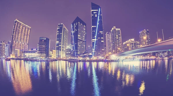 Dubai Marina 's nachts, Verenigde Arabische Emiraten. — Stockfoto