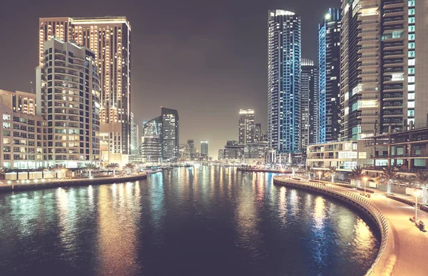 Dubai Marina 's nachts, Verenigde Arabische Emiraten. — Stockfoto