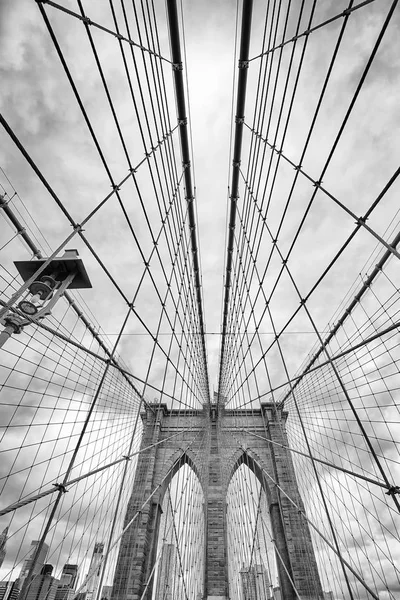 Взгляд вверх на Бруклинский мост, Нью-Йорк . — стоковое фото