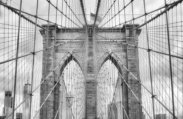 Black and white picture of the Brooklyn Bridge, New York. — Stock Photo, Image