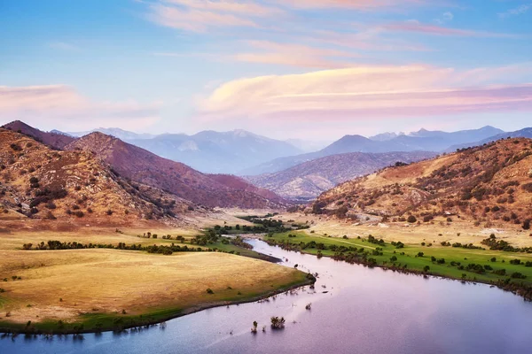 Yosemite National Park at purple sunset, USA. — Stock Photo, Image