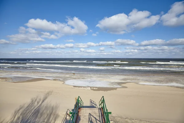 Escadas para uma praia vazia . — Fotografia de Stock