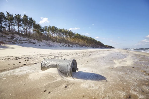 Papelera en una playa, concepto de contaminación ambiental — Foto de Stock