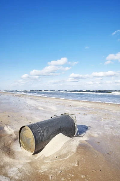 Mülleimer am Strand, Umweltverschmutzungskonzept — Stockfoto