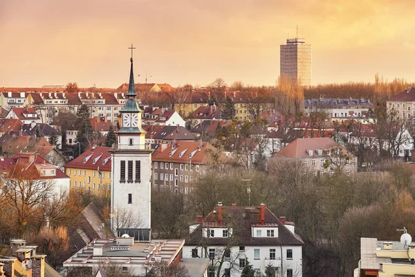 Mor günbatımı üzerinde şehri Szczecin, Polonya — Stok fotoğraf