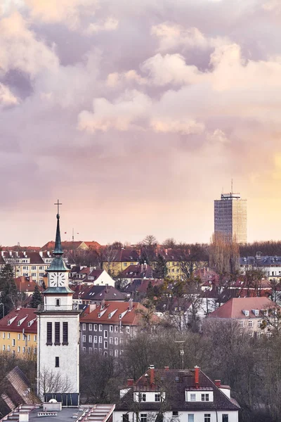 Fialový západ slunce nad město Štětín, Polsko — Stock fotografie