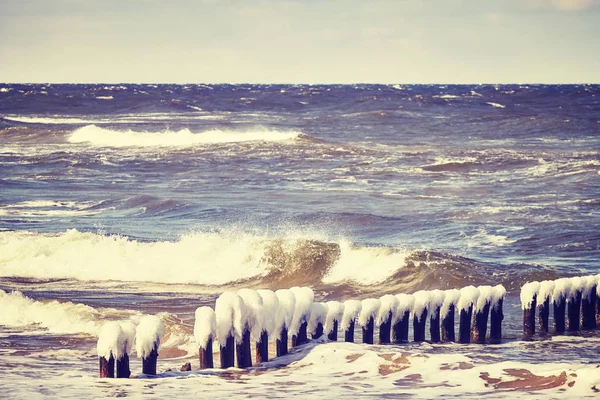 Rompeolas de madera congelada en un día frío . — Foto de Stock