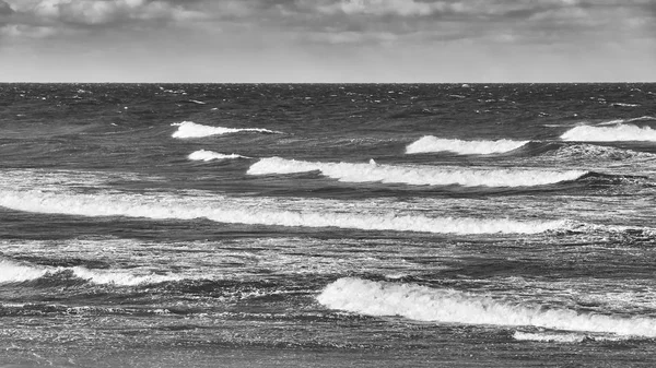 De panoramische zeegezicht zwart-wit op een stormachtige dag — Stockfoto