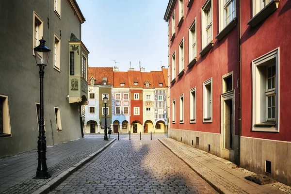 Straße zum alten Marktplatz in Posen bei Sonnenaufgang, Polen. — Stockfoto